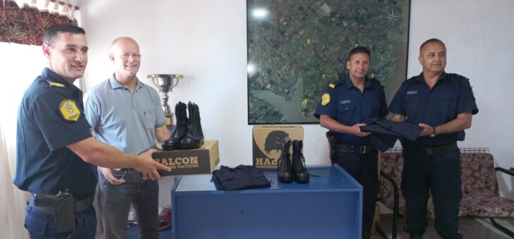 ENTREGA DE UNIFORMES AL PERSONAL POLICIAL