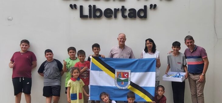 ENTREGAMOS BANDERAS DE CEREMONIA DE SANTA ANA A ESCUELAS