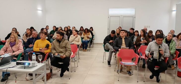 CAPACITACIÓN ANFITRIONES TURÍSTICOS Y ATENCIÓN AL CLIENTE
