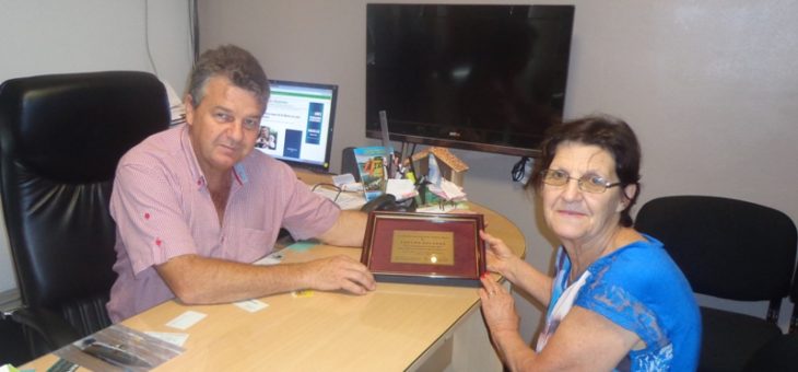 Entrega distinción Día de la mujer en Santa Ana